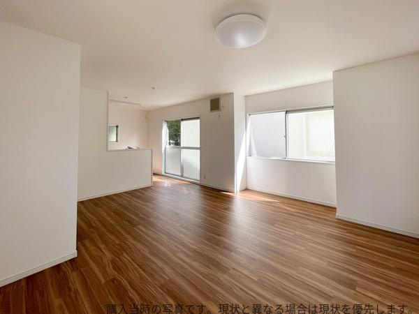 大在中央　中古の居間・リビング|広々とした空間が広がるリビングは木目調の床が落ち着いた雰囲気を演出します。大きな窓からは自然光がたっぷり差し込み明るさを感じられます。開放感のあるレイアウトで家具の配置もしやすいです。