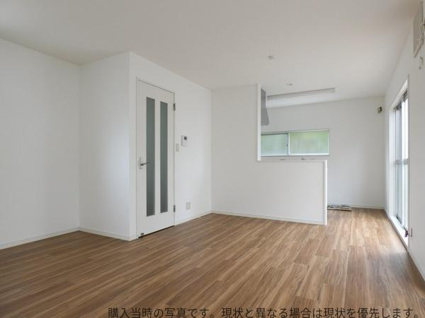 大在中央　中古の居間・リビング|リビングが明るく広々とした空間です。窓から自然光がたっぷり差し込みます。木目調のフローリングが温かみを感じさせます。リラックスできる雰囲気が魅力的です。