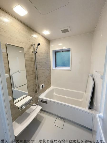 大在中央　中古の浴室|シンプルなデザインで清潔感のあるバスルーム。窓が設置されているため換気も良好です。
ゆったりとした広さのバスルームは、1日の疲れを癒す特別なリラックス空間。