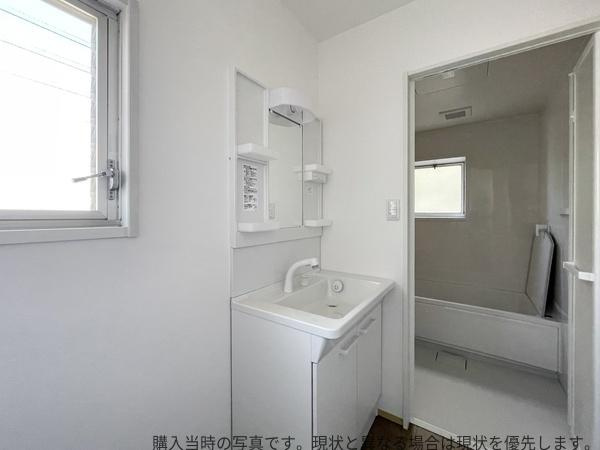 大在中央　中古の独立洗面台|清潔感のある白を基調とした洗面所です。窓から光が差し込み明るい空間が広がります。洗面台は収納付きで小物の整理にも便利です。浴室への動線もスムーズで快適な使い勝手が期待できます。