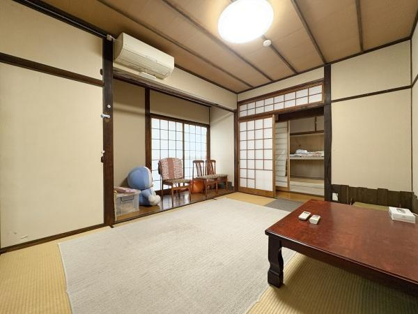 長浜町2丁目中古の和室|1階ダイニングキッチン横、6帖の和室です。和室ならではの落ち着きが感じられ、障子や畳が空間をやわらかく演出しています。収納スペースも充実しています。