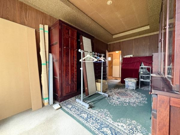 長浜町2丁目中古の洋室|1階約8.2帖の洋室です。木目調の壁と天井が落ち着いた印象を与えます。