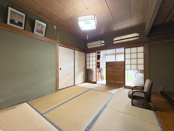 長浜町2丁目中古の和室|1階6帖の和室です（南側）。障子からやわらかな日差しが差し込みゆったりとした空間となっています。