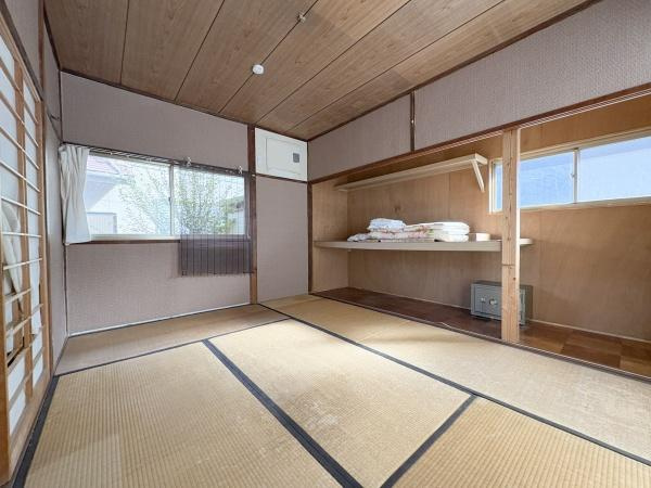 長浜町2丁目中古の和室|1階6帖の和室です（東側）。収納スペースも確保されておりお部屋をすっきりと保つことができます。大きな窓からは自然光が差し込み明るさを感じられます。