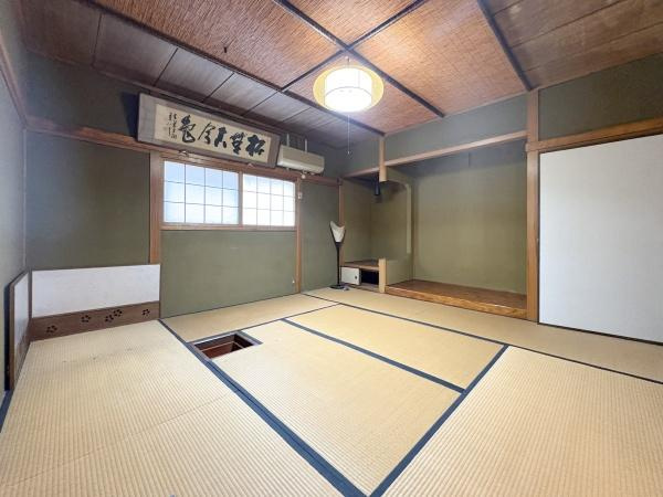 長浜町2丁目中古の和室|2階8帖の和室（茶室）です。趣のある和室は落ち着いた雰囲気を演出します。天井や障子のデザインも特徴的でひと味違った雰囲気を楽しめます。
