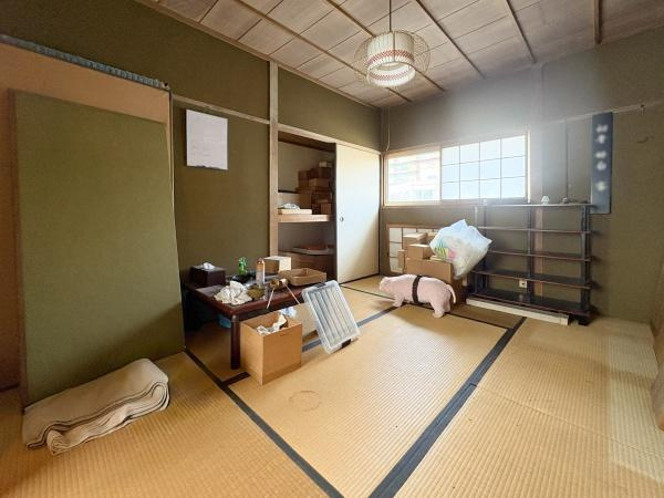 長浜町2丁目中古の和室|2階6帖の和室です。広々とした空間で窓からの明るい光が室内を照らしています。収納スペースも充実しています。