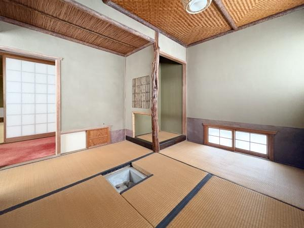 長浜町2丁目中古の和室|2階4.5帖の和室（茶室）です。伝統的な意匠が印象的な和室。天井や柱に工夫が施され落ち着いた雰囲気が感じられます。窓から優しい光が差し込みます。