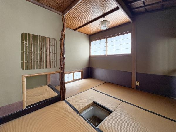 長浜町2丁目中古の和室|2階4.5帖の和室（茶室）です。趣のある柱や障子窓が特徴的です。天井のデザインや細部までこだわった造りが印象的です。自然光が入りやすい配置となっています。