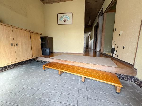 長浜町2丁目中古の玄関|広々とした玄関スペースが特徴的です。収納力のある下駄箱が設置されており靴が多くても安心です。