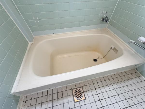 長浜町2丁目中古の浴室|シンプルなデザインのバスルームです。浴室に窓があり換気もしやすいです。