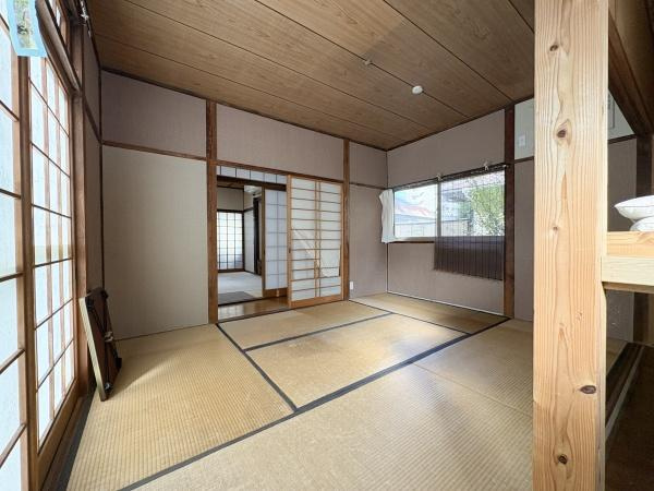 長浜町2丁目中古の和室|1階6帖の和室です（東側）。障子からやわらかな光が差し込む空間が印象的です。畳張りの室内はシンプルで使いやすく和の安らぎを感じることができます。