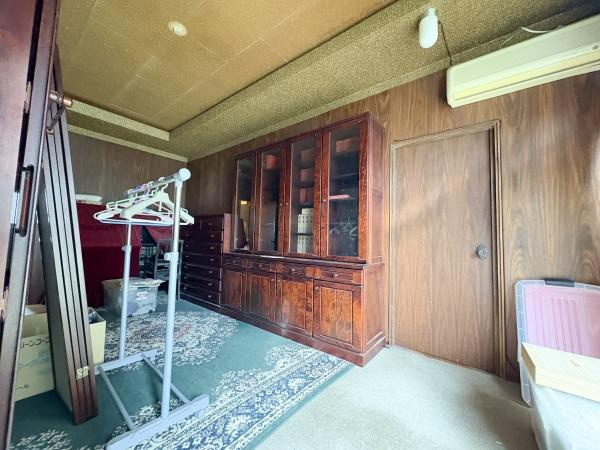 長浜町2丁目中古の洋室|1階約8.2帖の洋室です。明るい採光が魅力の洋室です。木目調の壁と天井が落ち着いた印象を与えます。家具の配置もしやすい形状です。