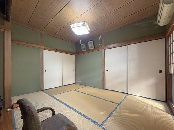 長浜町2丁目中古の和室|1階6帖の和室です（南側）。畳の落ち着いた雰囲気が魅力的な和室です。障子から自然光が入り室内が明るく感じられます。壁や天井の木目が温かみを演出しています。