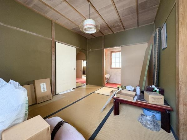 長浜町2丁目中古の和室|2階6帖の和室です。明るい光が差し込む空間です。