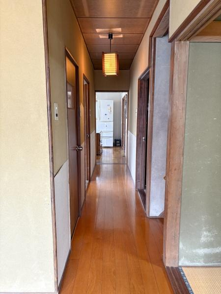 長浜町2丁目中古のその他|1階の玄関からキッチンにつながる廊下です。