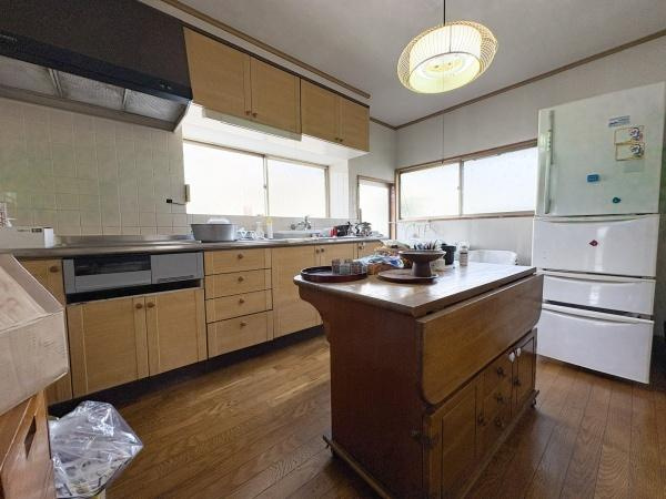 長浜町2丁目中古のキッチン|明るい日差しが差し込むキッチン。調理スペースが広く収納スペースも豊富で、家事が捗る配置です。