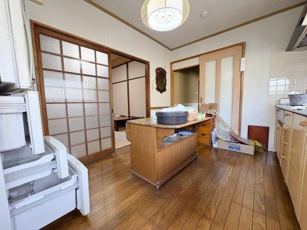 長浜町2丁目中古のキッチン|家事がしやすい配置のダイニングキッチン。窓もあり明るい空間になっています。