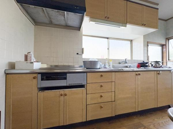 長浜町2丁目中古のキッチン|広々とした作業スペースが特徴のキッチンです。収納が豊富で物がすっきり片付けられます。明るい窓から自然光が差し込み毎日の調理も快適です。清潔感のあるタイルの壁もポイントになっています。