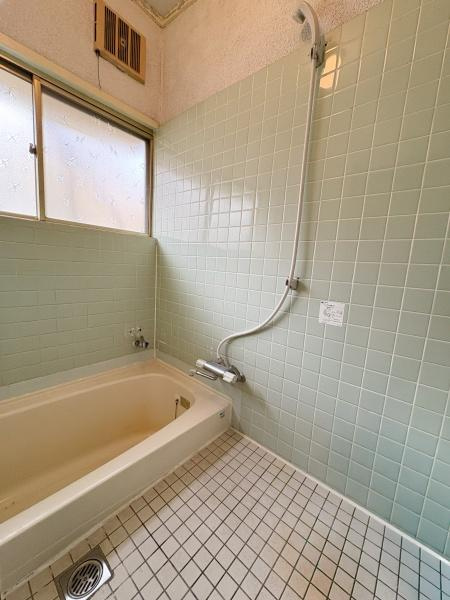 長浜町2丁目中古の浴室|広々としたバスルームはタイル張りで清潔感があります。大きめの窓がありしっかり換気できるのも嬉しいポイントです。シンプルな設備で使い勝手の良い空間です。浴槽もゆったりとしたつくりとなっています。