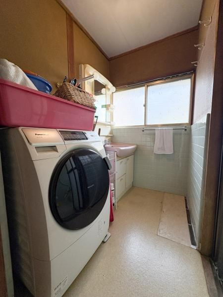 長浜町2丁目中古の独立洗面台|洗面所には大きな窓があり自然光がしっかり入ります。洗濯機置き場も設けられており毎日の家事にも適しています。