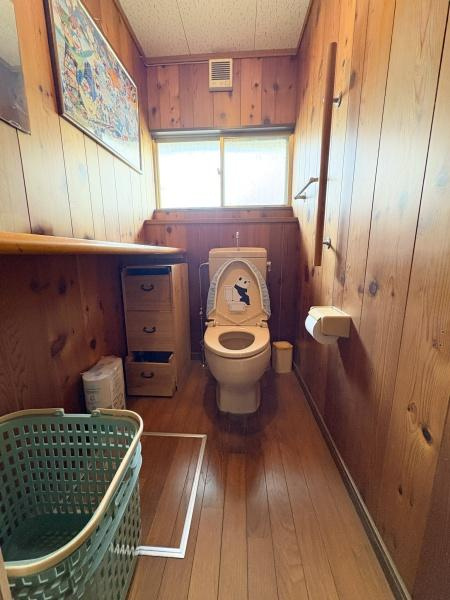 長浜町2丁目中古のトイレ|木目調の壁と床があたたかみを感じさせるトイレです。窓があるため換気もしやすく快適にご利用いただけます。