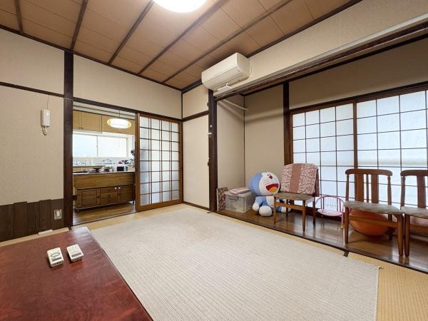 長浜町2丁目中古の和室|1階ダイニングキッチン横、6帖の和室です障子窓からは自然光がたっぷりと入ります。