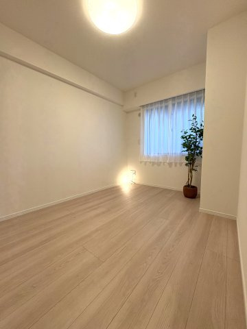 海徒歩1分 × 屋上オーシャンプール。 リゾート感あふれるフルリノベ住戸の洋室