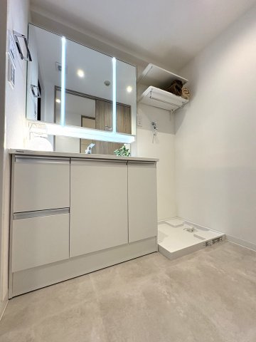 海徒歩1分 × 屋上オーシャンプール。 リゾート感あふれるフルリノベ住戸の洗面所
