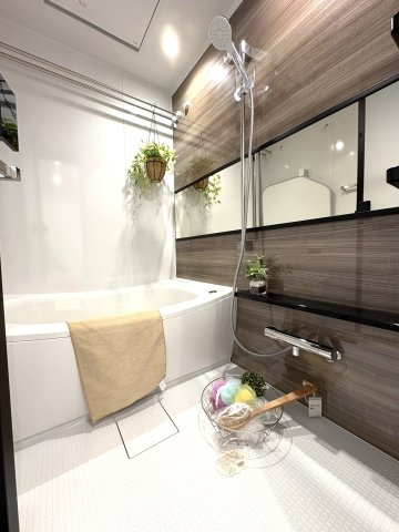 海徒歩1分 × 屋上オーシャンプール。 リゾート感あふれるフルリノベ住戸の浴室