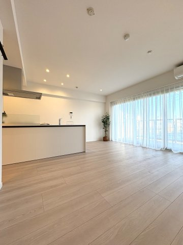 海徒歩1分 × 屋上オーシャンプール。 リゾート感あふれるフルリノベ住戸の居間・リビング