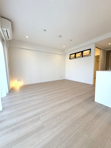 海徒歩1分 × 屋上オーシャンプール。 リゾート感あふれるフルリノベ住戸の居間・リビング