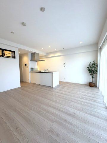 海徒歩1分 × 屋上オーシャンプール。 リゾート感あふれるフルリノベ住戸の居間・リビング