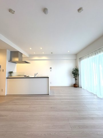 海徒歩1分 × 屋上オーシャンプール。 リゾート感あふれるフルリノベ住戸の居間・リビング