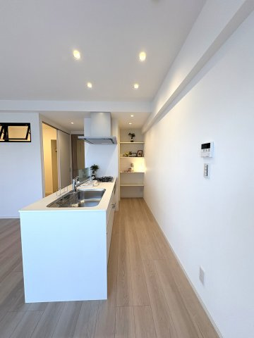 海徒歩1分 × 屋上オーシャンプール。 リゾート感あふれるフルリノベ住戸のキッチン