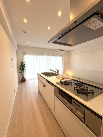 海徒歩1分 × 屋上オーシャンプール。 リゾート感あふれるフルリノベ住戸のキッチン