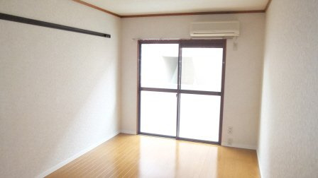 メゾン・タカツの居間・リビング|広々７帖あります
