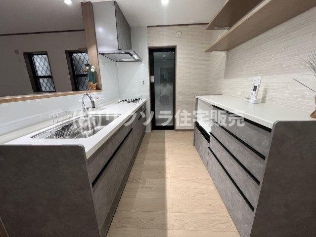 川勝町　新築一戸建てのキッチン|キッチン　カップボード付き
■物件内覧・資金計画相談・住宅ローン相談、リフォーム相談、お問合せ受付中■
※当日・翌日のご内覧、ご相談はお電話でのお問合せがスムーズです！