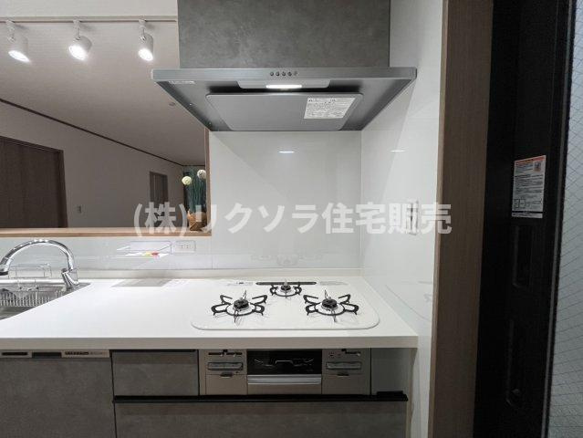 川勝町　新築一戸建てのキッチン|ビルトイン三口コンロ
■物件内覧・資金計画相談・住宅ローン相談、リフォーム相談、お問合せ受付中■
※当日・翌日のご内覧、ご相談はお電話でのお問合せがスムーズです！