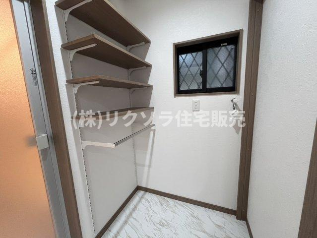 川勝町　新築一戸建てのランドリースペース|可動棚・ハンガーパイプ付き
■物件内覧・資金計画相談・住宅ローン相談、リフォーム相談、お問合せ受付中■
※当日・翌日のご内覧、ご相談はお電話でのお問合せがスムーズです！