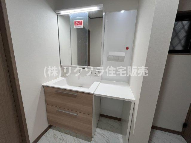 川勝町　新築一戸建ての独立洗面台|三面鏡付き独立洗面台　メイクスペース付き
■物件内覧・資金計画相談・住宅ローン相談、リフォーム相談、お問合せ受付中■
※当日・翌日のご内覧、ご相談はお電話でのお問合せがスムーズです！