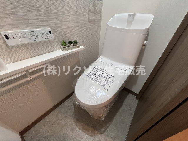 川勝町　新築一戸建ての設備|2階　トイレ　温水洗浄便座付き
■物件内覧・資金計画相談・住宅ローン相談、リフォーム相談、お問合せ受付中■
※当日・翌日のご内覧、ご相談はお電話でのお問合せがスムーズです！