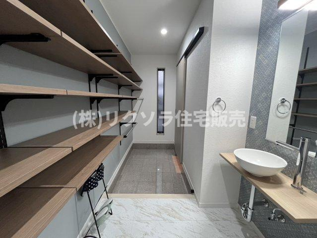 川勝町　新築一戸建ての収納|SIC　可動棚・ハンガーパイプ・手洗い場・姿見付き
■物件内覧・資金計画相談・住宅ローン相談、リフォーム相談、お問合せ受付中■
※当日・翌日のご内覧、ご相談はお電話でのお問合せがスムーズです！