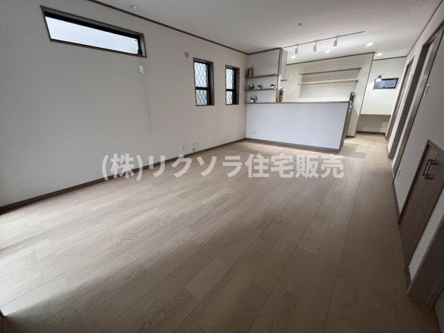 川勝町　新築一戸建ての居間・リビング|LDK17.0帖
■物件内覧・資金計画相談・住宅ローン相談、リフォーム相談、お問合せ受付中■
※当日・翌日のご内覧、ご相談はお電話でのお問合せがスムーズです！