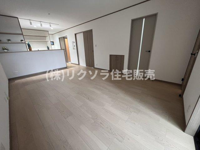 川勝町　新築一戸建ての居間・リビング|LDK17.0帖
■物件内覧・資金計画相談・住宅ローン相談、リフォーム相談、お問合せ受付中■
※当日・翌日のご内覧、ご相談はお電話でのお問合せがスムーズです！