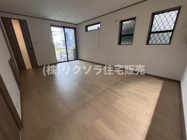 川勝町　新築一戸建ての居間・リビング|LDK17.0帖　窓電動シャッター付き
■物件内覧・資金計画相談・住宅ローン相談、リフォーム相談、お問合せ受付中■
※当日・翌日のご内覧、ご相談はお電話でのお問合せがスムーズです！