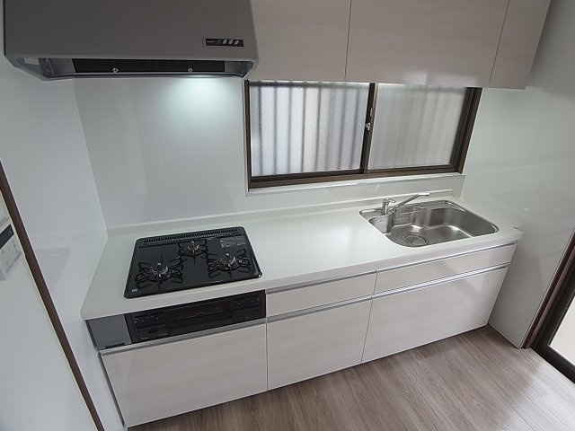 Cozy唐櫃のキッチン|システムキッチン、3口ガスコンログリル付きです