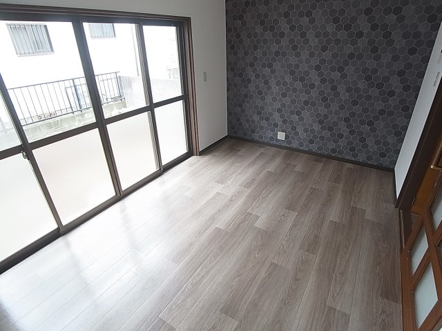 Cozy唐櫃の居間・リビング|お洒落なアクセントクロスのリビング