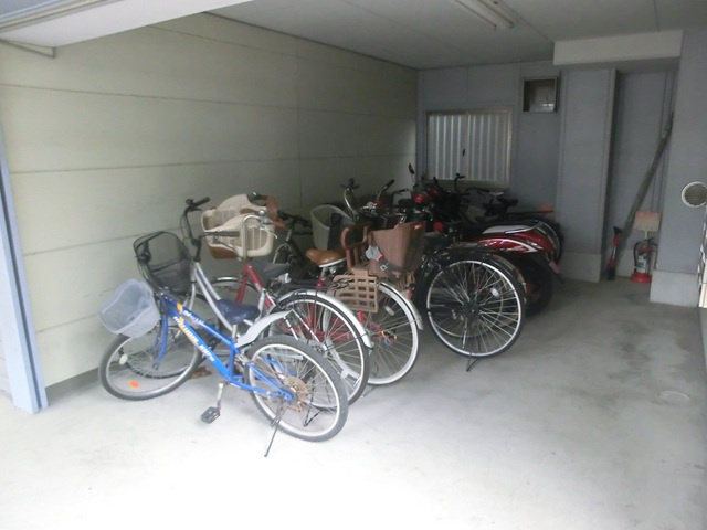リトルズ篠崎のその他共用部分|屋根付き自転車置き場。