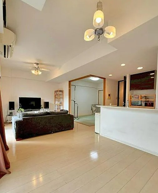 【中古マンション】サンデュエル川越マークスクエアの居間・リビング|16.6帖のLDKです！
南向きで陽当り良好！