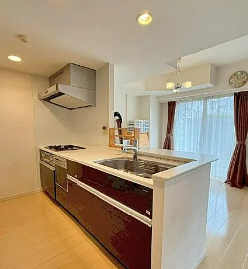 【中古マンション】サンデュエル川越マークスクエアのキッチン|対面式のシステムキッチンでお料理をしながらリビングを見渡せます☆